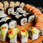 Tipos de sushi, sus ingredientes y proceso de preparación.