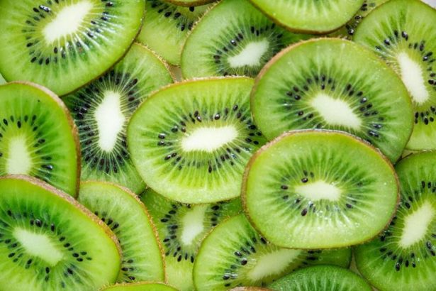 El kiwi: la fruta que no sabías que necesitabas en tu vida.