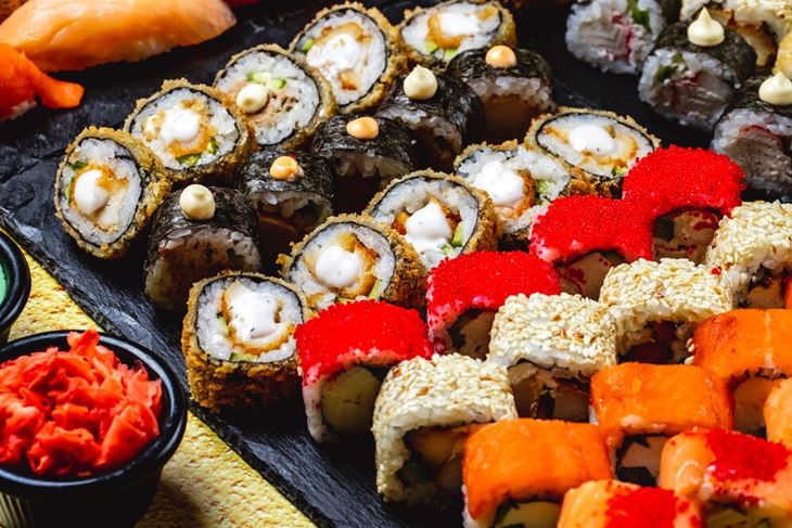 Tipos de sushi, sus ingredientes y proceso de preparación.