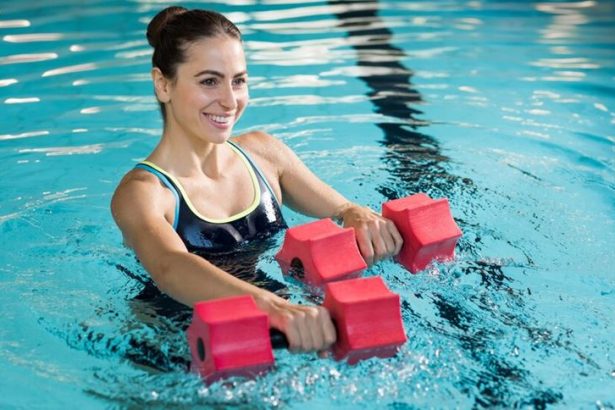 Entrenar dentro del agua, nueva modalidad para perder peso.