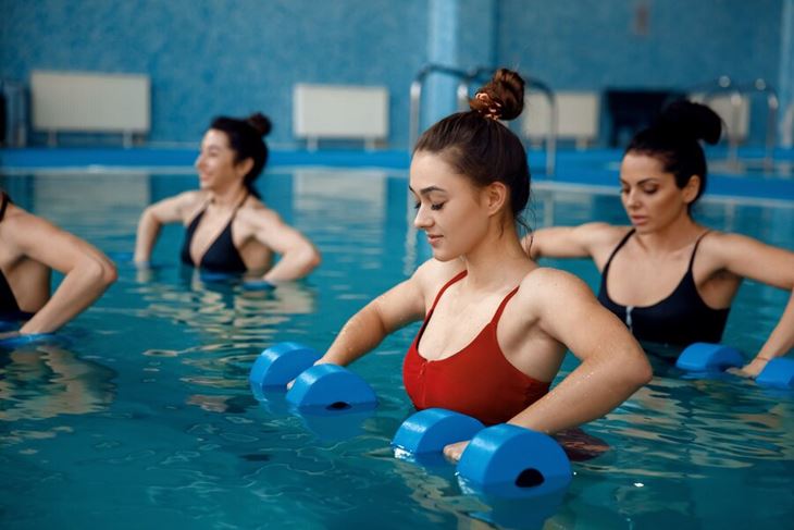 Entrenar dentro del agua, nueva modalidad para perder peso.