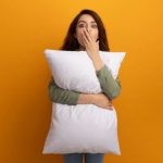 Cómo una almohada vieja afecta tu salud y cómo debes cambiarla.