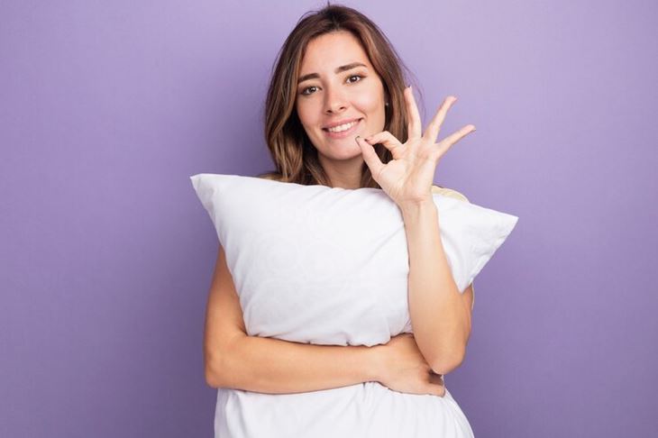 Cómo una almohada vieja afecta tu salud y cómo debes cambiarla.