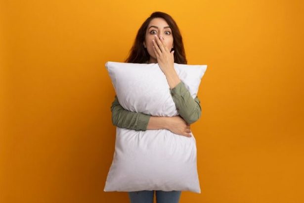 Cómo una almohada vieja afecta tu salud y cómo debes cambiarla.