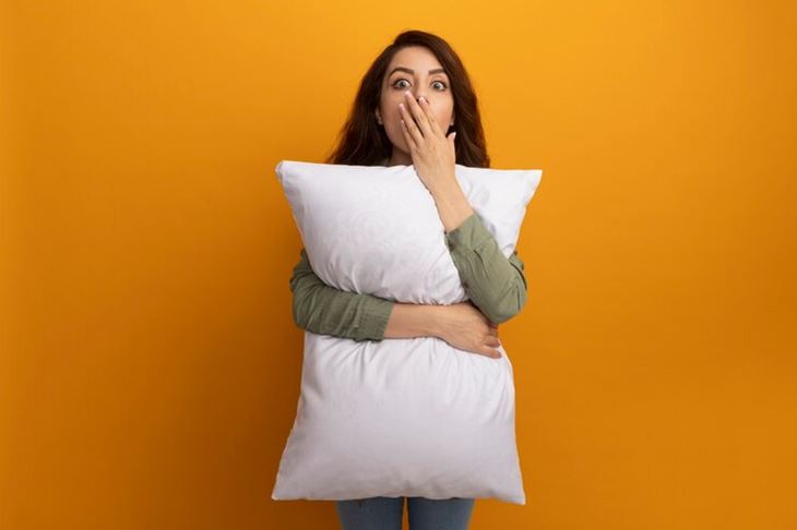 Cómo una almohada vieja afecta tu salud y cómo debes cambiarla.