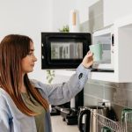 Usas microondas en tu comida, ¿qué tanto daño hace?, mitos y realidades.