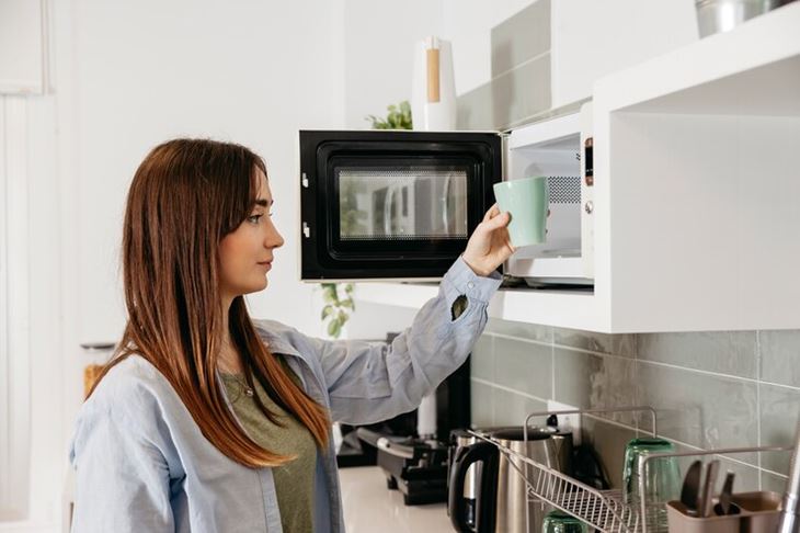 Usas microondas en tu comida, ¿qué tanto daño hace?, mitos y realidades.